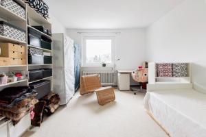 汉诺威Private Apartments Hannover - Room Agency的一间卧室配有一张床和一张书桌