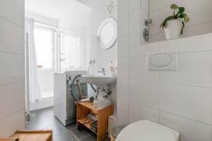 汉诺威Private Apartments Hannover - Room Agency的白色的浴室设有水槽和卫生间。