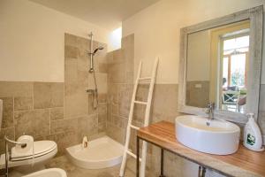 莱乌卡Ca Masci - Lovely House in Leuca的一间带水槽、卫生间和镜子的浴室