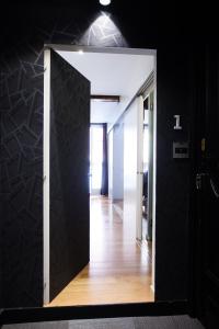 毕尔巴鄂巴普斯公寓的通往带走廊的房间的开放式门