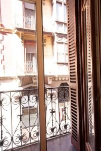 毕尔巴鄂巴普斯公寓的从窗户可欣赏到阳台的景色
