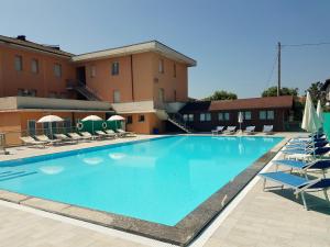 拉戈堡Hotel Trasimeno Bittarelli的一个带躺椅的大型游泳池和一间酒店