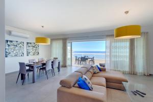 斯利马斯利马海滨公寓的带沙发的客厅和用餐室
