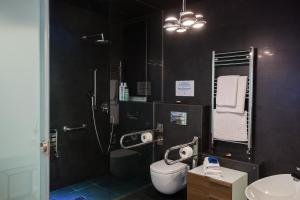 毕尔巴鄂巴普斯公寓的带淋浴、卫生间和盥洗盆的浴室