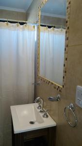 梅洛Merlo Centro Aparts的一间带水槽和镜子的浴室