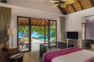 芭环礁杜斯特酒店&度假村的一间卧室配有一张床,享有海景