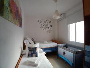 桑卢卡尔-德巴拉梅达Apartamento Reina的小房间设有床和水槽