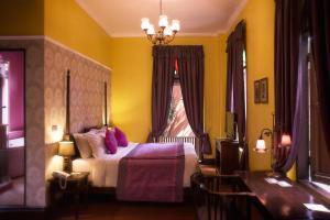曼谷Praya Palazzo - SHA Plus的一间卧室设有一张床和一个窗口