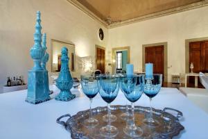 佛罗伦萨帕拉索多罗美德波卡住宅酒店的坐在桌子上的一组酒杯