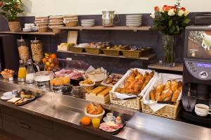 巴黎拉丁之家酒店的包括各种糕点和其他食品的自助餐
