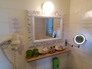 波尔托罗Guest House Vila Luka的浴室设有镜子,墙上设有电话