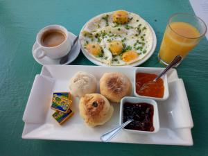 格雷岛Maison Augustin LY的一盘早餐食品和一杯咖啡