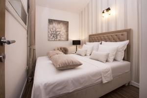 斯普利特Apartment Toni Relax的一间卧室配有带白色床单和枕头的床。