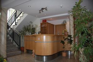 陶努斯山麓霍夫海姆古鲁奈沃德酒店的大楼内带楼梯的大堂和前台