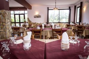 CauloniaB&B Il Ristoro del Viandante的用餐室配有带白色餐巾的桌子
