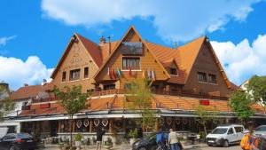 伊夫兰伊芙拉尼足迹酒店的一座带屋顶的大型木制建筑