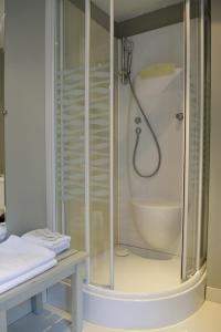 拉昂骑士酒店的一个带盥洗盆的浴室内的淋浴间