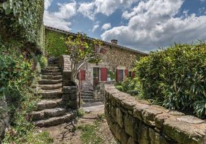 LabouleL'Oustau de Pequeti的石屋,石墙和楼梯