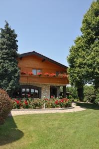 Sevnica多林塞克旅馆的前面有鲜花的房子