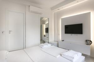 莱里奇Al Molo Sea View Rooms的白色的客厅设有壁挂式平面电视。