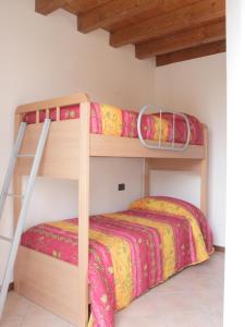 代森扎诺-德尔加达艾思美拉公寓酒店的一间卧室设有两张双层床和梯子