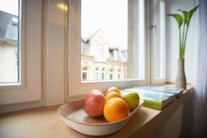 埃森Aparthotel TU-TU的窗户旁桌子上的一碗水果