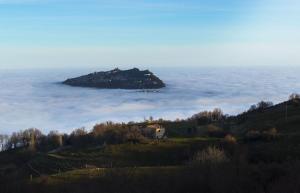 Sasso FeltrioFattoria Bio L'A Ceccoli的云海中间的小岛