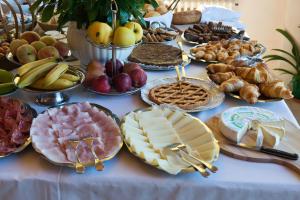 波尔莱扎欧洲酒店的一张桌子上面有很多不同类型的食物