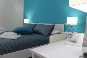 图列La Chiave Rossa B&B的蓝色客房,配有带枕头的床