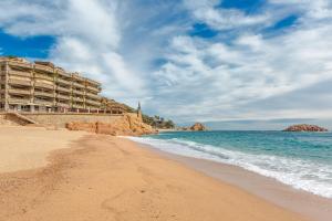 滨海托萨Tossa de Mar Beach的享有海滩美景,设有酒店