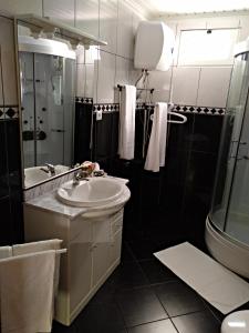 库拉尔-达斯弗雷拉斯Danny's Rural Suite的一间带水槽、淋浴和卫生间的浴室