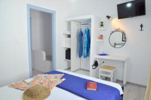 KlimaVasealis & Seafis Sirma Klima的一间卧室配有一张带蓝色床单和镜子的床