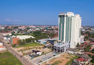 万象Muong Thanh Luxury Vientiane Hotel的城市空中景观,高楼
