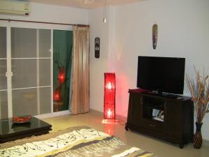 南芭堤雅维尤特拉雷5号321室公寓的客厅配有台面上的平面电视