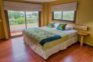 安加罗阿乌卡马纳酒店的一间卧室设有一张床和一个大窗户