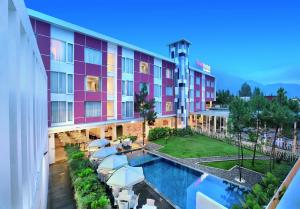 加鲁特希曼努克贾璐酒店的享有酒店游泳池和遮阳伞的景色