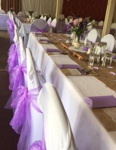 蒂库伊蒂卡维斯汽车旅馆的一排带紫色和白色桌布的桌子