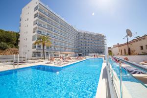 圣蓬萨Pierre&Vacances Mallorca Deya的大楼前设有游泳池的酒店
