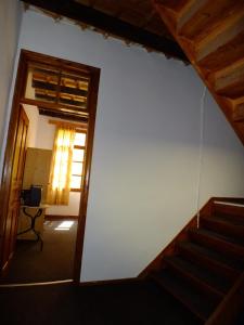 干尼亚利托旅馆的走廊设有楼梯,通往房间