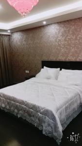 塞卡凯زائر الشمال للشقق الفندقية的卧室配有一张白色大床和墙壁
