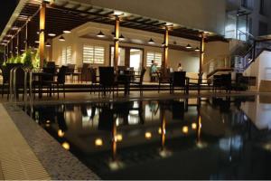 纳西克Hotel Grand Rio的大楼内带灯光的游泳池
