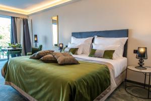 洛夫兰Boutique Hotel Acacia的一间卧室配有一张带绿毯的大床