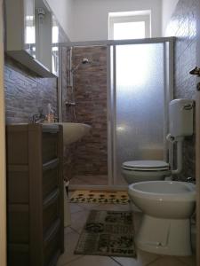 托雷科里梅纳Cala del Conte的浴室配有卫生间、盥洗盆和淋浴。