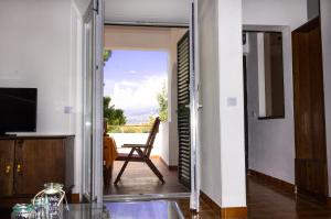 苏佩塔尔Holiday Home Laurea的客厅设有滑动玻璃门,可通往阳台