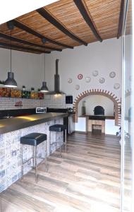 阿尔布费拉Lost & Found - Guesthouse & Suites的一间厨房,内设一个柜台和凳子