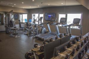 亚松森Dazzler by Wyndham Asuncion的一间健身房,里面配有跑步机和机器