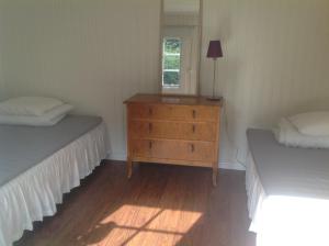 博里霍尔姆Villa Lavendel的一间卧室设有两张床、一个梳妆台和窗户。
