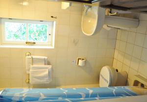 凯瑟拉玛格丽塔酒店的一间带卫生间和窗户的浴室