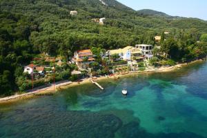 Agia Pelagia ChlomouStudio Nausica... a sense of paradise!的海滩空中景色,水中有一条船