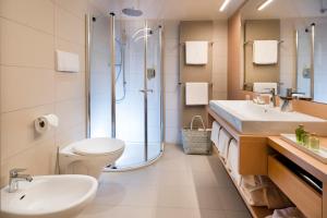 阿皮亚诺苏拉斯特拉达斯皮塔勒酒店 的带淋浴、盥洗盆和卫生间的浴室